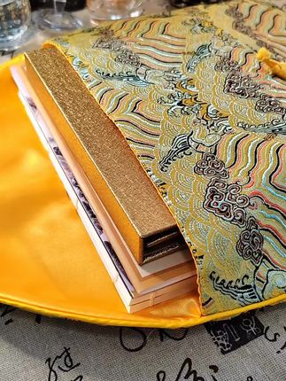 国风古韵精美刺绣书袋,大容量可装4~6本 保护好每一本經典,功德无量#传统文化 #国风 #刺绣 #书袋