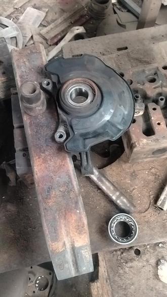 轿车前轮轴承更换,没专业工具就是千斤顶。