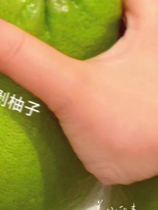 如果你还没吃过琯溪蜜柚,那真是太遗憾了!它色泽鲜艳、香气扑鼻、味道鲜美、营养丰富,是秋天不可错过的水果。我们的蜜柚都是新鲜采摘的,喜欢的朋友赶紧下单吧!#红心柚 #红心柚子 #琯溪蜜柚 #好物推荐🔥 好
