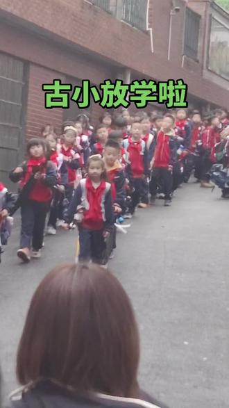 等待放学的二宝 #童年时光