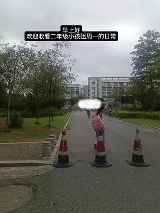 二年级‖拆新书‖沉浸式学习vlog 新书到啦~
《长安喵探妙狸花》第二辑和《教材帮》三下英语提前学。
大致看了一下《教材帮》三下英语,没有什么过课本的必要,直接《一遍过》和《练习帮》即可。
如果没有进行过启蒙的同学,可以每天扫码听音频,跟着读,熟读课文,熟悉语言。
#教材帮 #长安喵探妙狸花 #学习日常视频 #创作者中心 #创作灵感