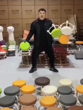 坐哪滚哪的万向轮小矮凳,不管是给娃娃洗澡,还是拆快递,都太方便了#万向轮小凳子 #小凳子 #滑轮凳 #万向轮矮凳推荐 #好物推荐