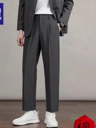罗蒙男士秋季垂坠感小西裤 罗蒙秋季男士小西裤,兼具商务利落与休闲潮范。精选垂坠面料,不易皱、挺括有型,上身自带高级质感。直筒宽松阔腿版型,包容各种腿型,活动自在无束缚;九分长度露出脚踝,显高又利落。春秋两季皆适配,可搭衬衫、T恤或夹克,无论是通勤办公还是日常出街,都能轻松打造百搭时髦造型,潮牌气质拉满。#休闲裤 #百搭裤子 #休闲百搭 #男士休闲裤 #显高显瘦显腿长