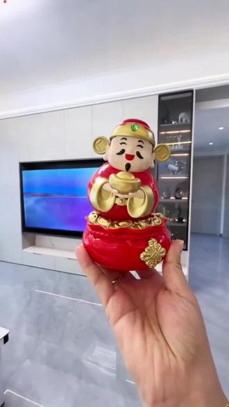 有光就能摇摆的太阳能财神爷摆件,不用插电摆在哪里都喜庆,寓意又好。#财神爷摆件#汽车摆件#家居摆件#财神爷摆件