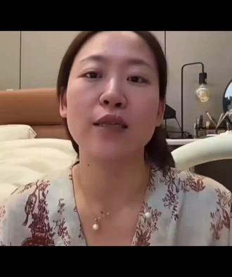 “她家境很殷实 你父母也都知道她 打算让你毕业就跟她订婚”
“我家境也殷实啊”
“那你是爱我还是爱她嘛 那我呢”
“可以打电话说吗”
“不方便 我的爱人生理期不舒服 我得陪在她的身边”
“那我是你的谁呢 那我算什么呢”