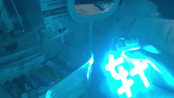 #开箱 #宋亚轩发光物 充电款胸牌开箱,真的很亮!