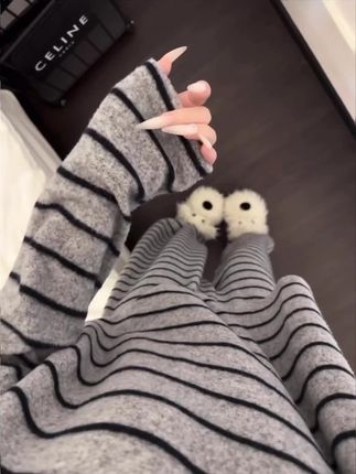秋冬的氛围感,是条纹睡衣给的~德绒面料暖暖糯糯的好舒服,黑色和灰色搭配高级感拉满,版型宽松慵懒好自在#条纹睡衣 #德绒睡衣 #高级感睡衣 #秋冬睡衣 #加厚睡衣