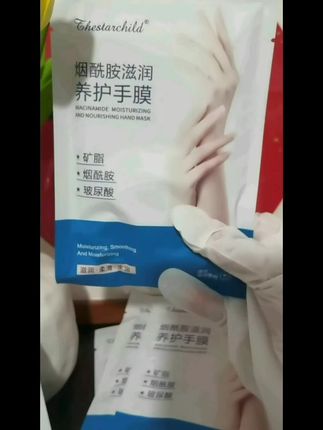 家人们谁懂啊,一到换季手就干巴巴的,倒刺、干纹全冒出来!还好我发现了凡士林手膜,真的救大命! 它里面有凡士林经典的微凝晶冻,能深层锁水,还添加了满满的精粹蔷薇花水和牛油果脂,都是面部级别护肤成分,养出嫩手不在话下~高纯度烟酰胺慢慢提亮手部肤色,不像有些产品假白。打开手膜,精华液超多,戴上像给手涂高级面霜,很温和。 用法超简单,清洁双手后套上手膜,用open贴紧,敷15分钟左右就行,玩手机、做家务都不影响。一周用2 - 3次,坚持一段时间,手嫩得像剥壳鸡蛋!平时手干、粗糙的宝子闭眼入,现在下单超划算,别等了,赶紧把它带回家呵护双手吧!#强烈推荐 #每日分享 #自用好物推荐 #超高性价比 #宝妈必备