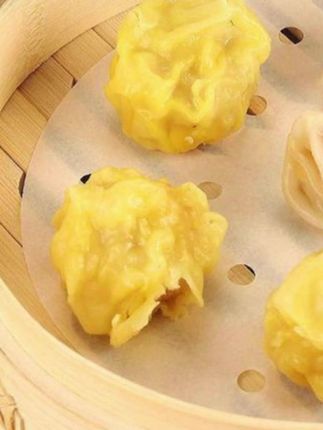 蒸包子馒头总粘蒸笼、洗笼布超麻烦?这款一次性蒸笼纸直接救场!食品级材质超安心,耐高温还防水防油,垫在蒸笼里,包子饺子熟了轻轻一拿就下来,完全不粘黏!用完直接扔,不用洗布省时间,蒸糕点、蒸菜也能用~今天直播间这个价,囤一包能用几十次,家里爱蒸东西的必入! #厨房蒸制神器 #一次性蒸笼纸 #防粘蒸包子垫 #家用厨房好物 #食品级防油纸