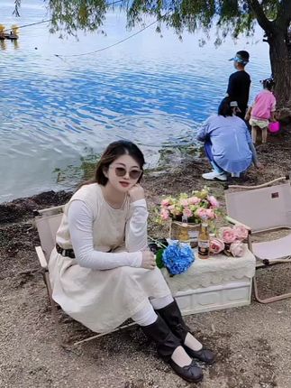 这是我和女儿第二次来云南了,相隔十年,不同的是、这次来云南还带了大外孙女,每到一处她玩的特别开心,这里的风景很美,空气清新,天水一色,在太阳的照耀下,波光粼粼,仿佛整个世界都被温柔包裹……这一刻,时间静止,只剩下风的低语和在等待日落的余辉……#母女三代尽享美景#云南