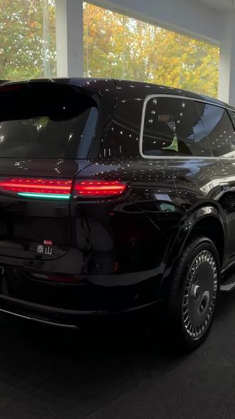 岚图泰山空间布局,六座舒享与灵活拓展。
依托 3120mm 轴距,岚图泰山 2+2+2 六座布局得房率达 86.8%。第二排 AI 云舒零重力座椅含 48 颗传感器,上车 10 秒内自动扫描体型,调节头枕、腰托与腿托;26 种按摩模式含 “脊椎养护” 功能,三档加热 / 通风适配冬夏需求,中间 13L 冷暖箱可存冰镇饮料或婴儿辅食。第三排对 175cm 乘客友好,480mm 长坐垫 + 12° 可调靠背,长途乘坐不局促。六座状态后备箱能放 2 个 28 寸 + 1 个 20 寸行李箱,放倒第三排扩容至 1500L,可装下露营装备;180mm 宽通道方便家长穿梭照顾后排儿童,家庭出行更便捷。#岚图泰山 #岚图汽车 #豪华商务车 #dou是好车