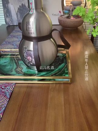 这酒啊,太霸气了!这就是咱们的传奇狼图腾白酒,好喝又好看,还是纯粮酿造的,配料表干干净净,只有水、高粱、玉米,52度的清香型,喜欢喝酒的朋友千万别错过它。#匠心传承 #白酒 #纯粮酿造 #酒文化 #强烈推荐