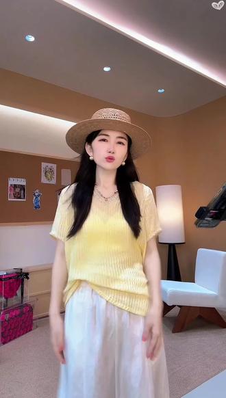 #鹅黄色针织短袖 #显白穿搭 夏天这样穿太美了
【V领钉珠褶皱】刘纯 LiuChun时尚夏季经典百搭桑蚕丝双绉T恤