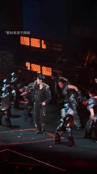 机器人惊现演唱会“火力全开”,引爆全场! 它不仅动作流畅丝滑,就连高难度前空翻也不在话下,实际上这些机器人动作背后,都有一个真人”dancer“在提供动作数据,以该流程为例,一般先由真人穿戴这套惯性动作捕捉设备,进行动作的的预先录制,之后将动作数据导入这个机器人动作数据转化平台进行处理,就能将真人的动作数据重定向在机器人仿真模型上再结合下肢平衡算法,机器人就可以轻松复刻真人的动作,可用于一些年会表演,节目伴舞,商务服务场景中。#火力全开 #宇树机器人跳舞 #机器人舞蹈 #宇树机器人跳舞 #机器人 #