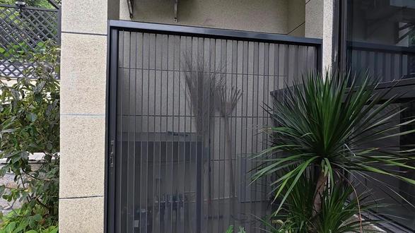 折叠门上门安装,可做入户门、车库门、厨房隔断等等#金隐门 #安装 #上门