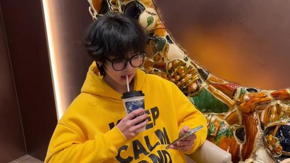 #我会找到逆转时间的公式
2025这一年,生活像一本翻得飞快的书,有明媚的彩色插画,也有深沉的黑白描写。有突如其来的插曲,也有细水长流的温暖。我感谢这一年的每一页,它们带我体验了未曾想过的剧情,也让我在合上书的瞬间,读懂了故事的余味。我不再纠结于某一页的潦草,因为每一笔,都是我亲手写下的,独一无二。这一年,大概是我心态最平和的一年。从前的我,总在追赶一个又一个的节点。我常常忘了,路上的一阵风、一朵云,都值得停下看看。我只盯着终点的奖杯,却错过了沿途的掌声。就像一次错过的日落,等想起来回头时,天色已暗。我在标准里衡量自己,盼着达到别人的期待,盼着事事都不出差错,盼着成为一个"完美"的大人。却忘了问问自己,这一切是否真的让我快乐。如今我学会了,在奔跑的间隙,也允许自己走一走,甚至停下来发会儿呆。把自己的感受放在前面,好好吃饭,好好休息,好好感受风。我知道未来的路依然会有起伏,会有预料之外的雨天和泥泞,但我已经准备好了一把伞和一双雨靴。虽然少了些横冲直撞的勇气,却多了一份"兵来将挡"的从容。我在跌跌撞撞里,终于学会了,先和自己和解。