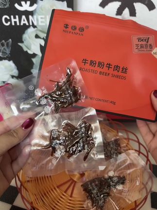 我最近迷上了这个牛肉丝,真的巨好吃!它不是那种很硬的牛肉干,是那种松软又有嚼劲的感觉,而且还是非油炸的,吃起来特别健康。平时嘴馋的时候来上两根,简直不要太爽了!它的口感非常丰富,每一根都超级入味,越嚼越香,让人欲罢不能啊!喜欢的朋友赶快去下单吧!#牛盼盼牛肉丝 #开袋即食