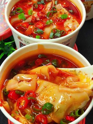 油泼辣子酸汤味,这碗陕西片片面让你回味无穷 #魔鬼辣面#灵魂夜宵#香迷糊啦