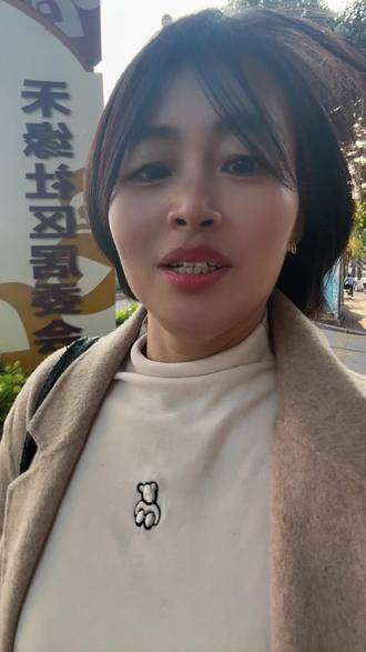 聪明的女人结婚后都会把老公当成最亲的人,好好经营好自己的家庭!娘家再好没钱你试试:当你有事需要钱的时候!你娘家妈拿一万你欠她一万!拿两万你欠她两万!你婆婆妈再不好!当你有事需要她的时候!她会想尽一切办法不求回报去帮助你的!所以说个别女人别傻了!