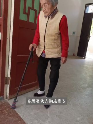 老人防滑拐仗多功能四脚拐仗走路行走助手器伸缩调节照明灯登山仗助力器