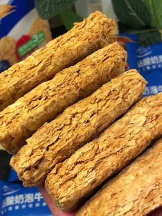 太爱这一口,酥脆了,就是这个全麦脆,酥到掉渣渣,配料表很干净,扎扎实实的一大块,吃起来满口麦香,做个燕麦点心,下午茶,吃起来美滋滋。#全麦#谷物脆 #酥酥脆脆