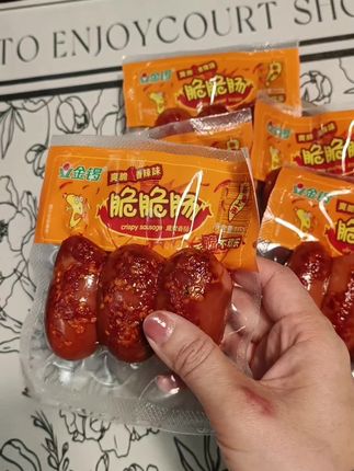 我本来也没想买这个金锣脆脆肠,可是它真的太好吃了。它有原味香辣味两种口味,尤其是这个香辣味,一口下去,又Q又弹,越嚼越香,嘴馋来一根太满足了。金锣脆脆肠太懂嘴馋人的心思,为了方便携带,独立包装,每包3根,一箱60个,不到一顿饭钱,性价超高。#追剧小零食 #下饭菜#金锣脆脆肠 #视频同款 #好吃不贵经济实惠
