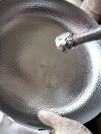 想买章丘铁锅找了好久认准这里,非遗传承老师傅手工锻打锤印清晰,有专属章丘防伪钢印,章丘原产地直发,无涂层自炼熟铁物理不粘导热快#章丘手工铁锅 #章丘铁锅 #无涂层不粘锅 #铁锅