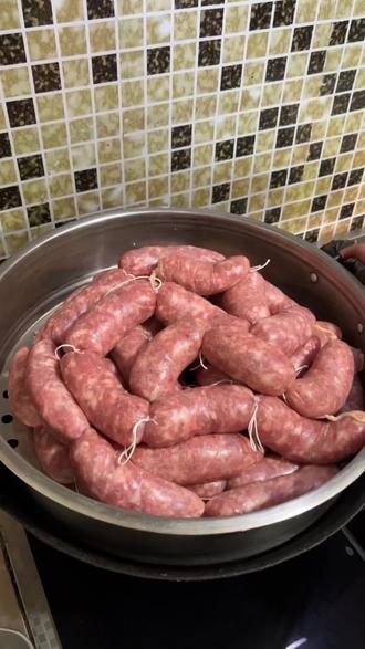 孩子爱吃的脆皮烤肠自己在家做,干净吃着放心,Q弹又爆汁,做会了再也不用出去买了#自制香肠 #脆皮烤肠 #台式烤肠 #妈呀太香了