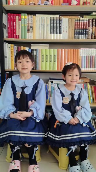 第384集|语文一年级下册必背古诗《春晓》《赠汪伦》《静夜思》《寻隐者不遇》《小池》《池上》《画鸡》#记录孩子的点点滴滴 #生活中那些可可爱爱的瞬间 #一年级下册 #必备古诗词 #姊妹俩