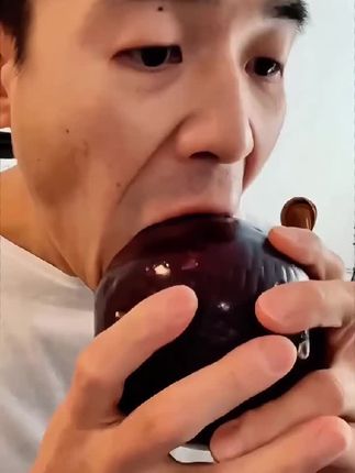村口王大爷蹲树下数金桔,数着数着笑出褶子——今年的果子甜得能粘住蜜蜂腿。, ,他总说这金桔得用老法子:清水洗三遍,加冰糖甘草慢慢熬,火大了不行,时间短了也不行,就像给姑娘梳头,得有耐心。, ,现在500g一大包,10块零9毛就能带走。嚼着是带点酸的甜,像小时候偷摘的那几颗,核都舍不得吐。, ,别等啦,大爷说再不下单,他就得给隔壁李婶当零嘴了。#甘草金桔#维生素C#金桔