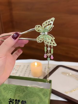 新中式的蝴蝶发簪也太好看了,温润如玉,国风古韵~#东方美学 #发簪 #盘发教程 #头饰发饰