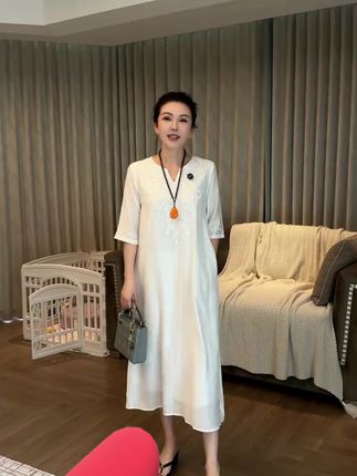 夏季穿搭想洋气又凉快的姐妹们这条裙子一定要安排上 #高级感穿搭 #强烈推荐 #穿出高级感 #慵懒风穿搭 #裙子@DOU+小助手