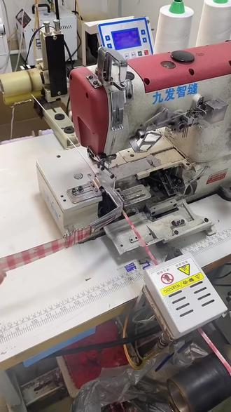 做生产想要省心省力又想要成品品质高,经过我们加装智能控制系统之后的冚车,全自动车缝,做出来的橡筋缩折带均匀统一#智能自动化设备#多功能翻带机