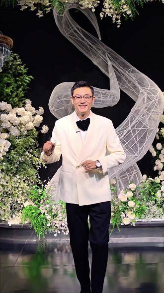 2026年的首场婚礼主持,婚礼歌单全部由二位新人亲自挑选。开场白一听到Cherry pink and apple blossom white,瞬间就想舞动两下。原歌词也非常的给力,就好像二位新人的爱情经历般。两棵树的树枝交织缠绕,象征着两个人的感情紧密相连。仿佛每时每刻都不是那个认定的时刻,但每时每刻也都是那个认定的时刻。愿你们长久,幸福。#婚礼 #婚礼现场 #婚礼主持人 #大连婚礼主持人未然 #婚礼分享