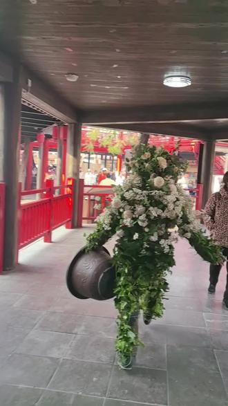 #万岁山npc互动,捉到一个刚上班的移动盆栽,有谁注意到了这个盆栽里竟然藏着NPC😂平时就一个人弧度的呆着