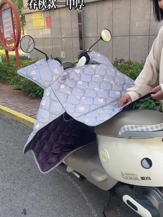 秋风起,电动车也需要一件温暖的“小棉袄”🧥,挡风又护膝,出行更安心。#电动车挡风被 #秋冬必备