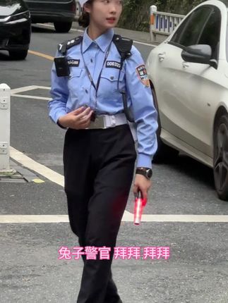 景区里兔子警官也算是名人了,不时有游客和她打招呼 #现场实拍 #杭州 #正能量