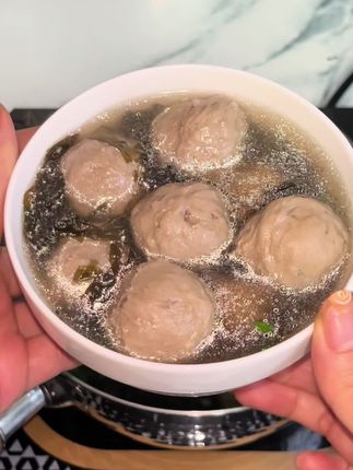 潮汕牛肉丸是出了名的好吃,紧实弹牙随便清水煮都好好吃,没吃过的一定要尝尝#美食 #牛肉丸 #牛筋丸 #潮汕牛肉丸