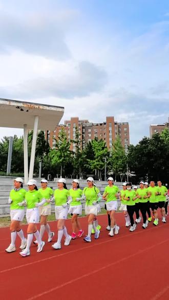 一群人跑步的快乐奔跑#跑步🏃 #因为热爱所以坚持