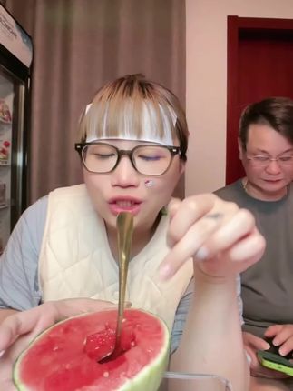这个冰激凌西瓜,它可不是普通的西瓜,它是可以像吃冰激凌一样的西瓜,它的皮特别薄,汁水超多,而且非常甜,打开之后直接用勺子挖着吃就行,简直不要太方便。夏天来了,一定要买几个回家尝一尝,#冰激凌西瓜#冰激凌西瓜#冰激凌西瓜