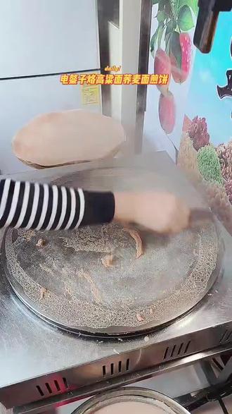 电鏊子烙高粱面荞麦面煎饼#杂粮煎饼 #纯手工煎饼 #真材实料才能做出好味道 #忘不了的童年味道 #东北制作方法手工大煎饼