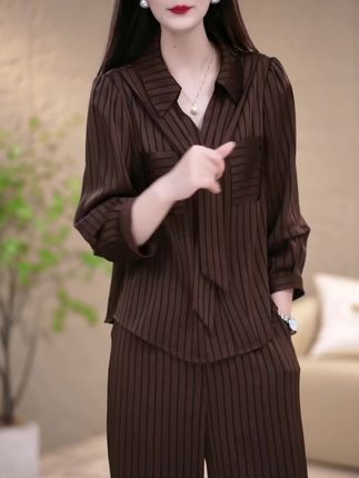 早秋优雅感直接被这套拿捏!修身剪裁+收腰设计完美凸显曲线,高级面料自带贵气感。一套解决搭配烦恼,通勤约会都能穿出毫不费力的精致氛围~ #早秋不费力显贵穿搭 #气质女装高级感 #被秋日氛围感穿搭拿捏了 #一衣多穿通勤版 #高级感御姐
