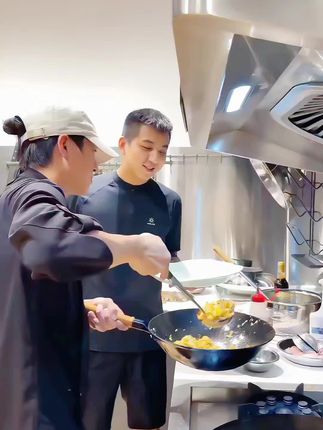 在大厨面前只有端盘子的份#大明厨房#黑总#沉浸式体验后厨现炒锅气 #小奶锅