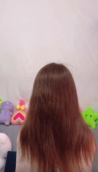 🌟【手残党福音!用假人头教你编超A反三股拳击辫!】🌟
✨谁说手笨不能编酷飒拳击辫?今天用假人头模特一步步拆解,包学包会!下次出门炸街就靠它了!💥
👇🏻 详细步骤+小tips👇🏻
1️⃣ 分区准备
先将假人头头发分成左右两半,用发箍固定一侧。从头顶斜分出一三角区(显脸小关键!),剩余头发临时扎起。
2️⃣ 反向三股编❗️(重点)
✔️将三角区头发分成三股(1/2/3)
✔️反向加股:将第3股压到2下方,再叠到1上方;接着从右侧取一缕新头发合并到2股,重复左侧取发合并到1股。
✔️一直编到耳后位置,之后正常三股编到底,用皮筋固定。
3️⃣ 整理扯松
捏住辫子边缘轻轻拉扯,制造“慵懒感”(灵魂步骤!),瞬间头包脸效果拉满!💃🏻
💡小白必看:假人头不会动,建议反复练习加股手法!熟练后真人编更顺手~
🔥学废了吗?评论区交作业!👇
👉关注我get更多发型干货|假人头练手神器安利中🌿
#拳击辫教程 #编发教程 #假人头练手 #反三股编发 #发型分享