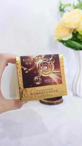 每次清洁都像走过场?黑头油脂纹丝不动还越洗越油?
酷格鱼子酱清洁冰晶来给毛孔做“大扫除”!
鱼卵精华+烟酰胺+金缕梅水净澈王炸💥
凝露质地一抹化水,轻轻打圈就能揉出油脂粒~
✨用法超治愈:
▪️ 干手干脸取硬币大小
▪️ 重点打圈按摩黑头区
▪️ 温水一冲,油脂黑头集体“搬家”
(💡洗后脸蛋滑得像剥壳蛋,不拔干不紧绷!)
深层清洁+温和卸妆+水润呵护三合一
还有成分检测报告安心护航
“草莓鼻”姐妹闭眼冲