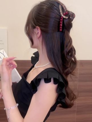 头发这样扎,真的好适合这个夏天!#穿搭搭配 #夏日辣妹穿搭 #穿搭穿搭 #发饰头饰真的很加分 #抓夹教程