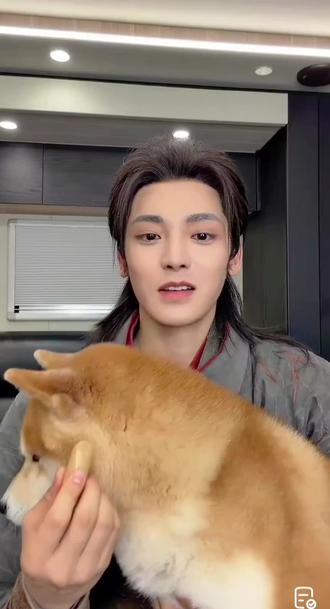 明昊抱着大黄面包给大家来拜年了,monkey不语只是一味的罢工#侯明昊#侯明昊微博直播#monkey#拜年