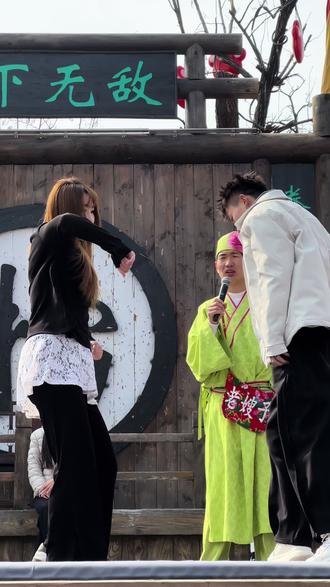 万岁山武侠城老嫂子和现场游客斗舞真带劲#万岁山武侠城#万岁山老嫂子 #来万岁山武侠城看斗舞了 #万岁山老嫂子斗舞