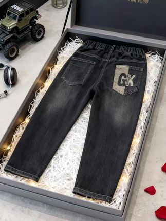 以前总担心他吃不饱、穿不暖,现在开始操心他的小情绪、小烦恼。他会跟我分享学校里的趣事,会因为得到小红花而雀跃,也会因为和小伙伴闹别扭而低落。看着他背着书包走进校园的背影,突然明白,母爱就是一场得体的退出。我能做的,就是在他回头时,永远给他一个温暖的拥抱。#宝妈情感共鸣 #男童牛仔裤 #男童穿搭 #谁穿谁好看#宝妈推荐 @抖加 🔥上热门 🔥dou+ 🔥热点宝 @DOU+上热门