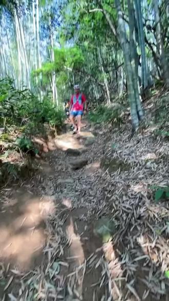 远离城市喧嚣,奔赴山野林间,同频好友相伴,跑山的快乐无可替代。
山路蜿蜒,风很自由,有人同行,山水皆浪漫。
不负山野,不负热爱,一群人跑山,把烦恼都吹散在风里。
以脚步赴山野,以同行享自由,这一刻,只管追风不问归途。
